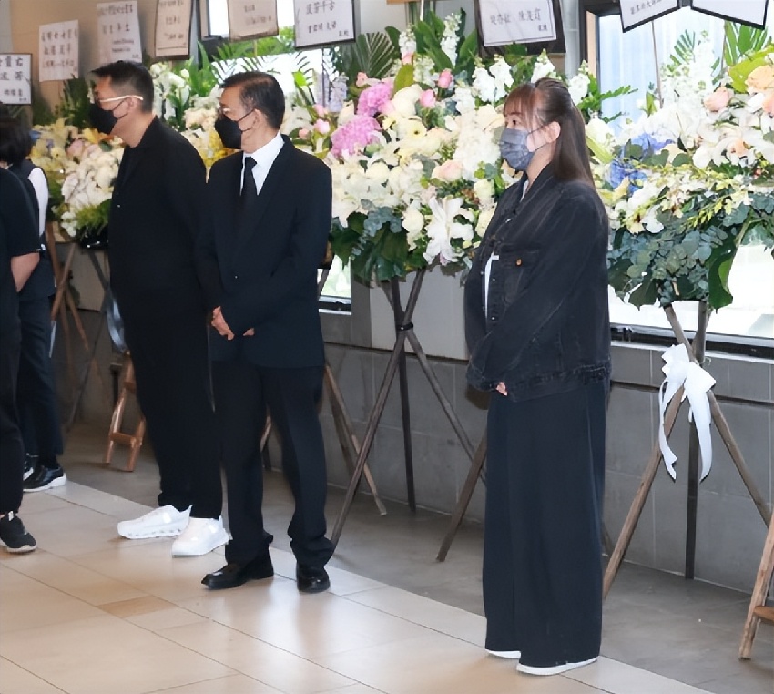 施明靈堂鬧劇！李泳漢得意微笑完勝離場 ，81 歲鼎爺心力交瘁瘦脫相