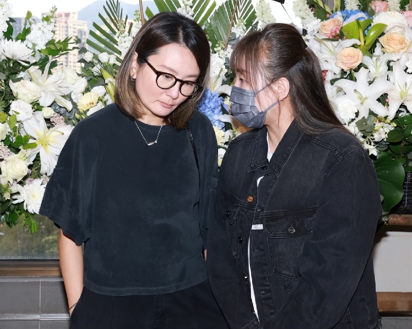 施明靈堂鬧劇！李泳漢得意微笑完勝離場 ，81 歲鼎爺心力交瘁瘦脫相