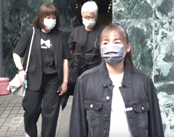 施明靈堂鬧劇！李泳漢得意微笑完勝離場 ，81 歲鼎爺心力交瘁瘦脫相