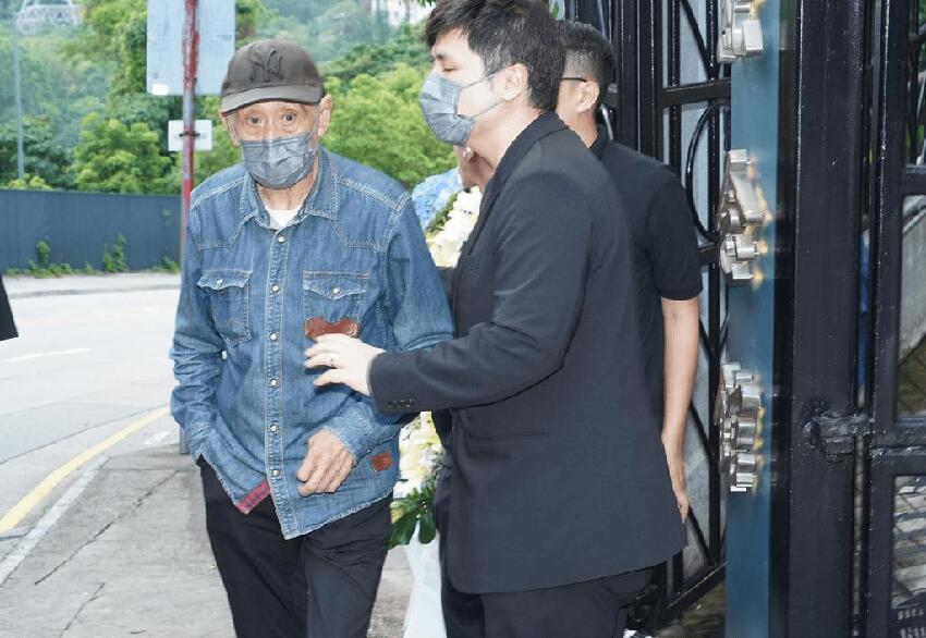 施明靈堂鬧劇！李泳漢得意微笑完勝離場 ，81 歲鼎爺心力交瘁瘦脫相