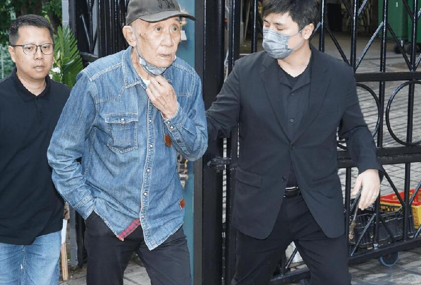 施明靈堂鬧劇！李泳漢得意微笑完勝離場 ，81 歲鼎爺心力交瘁瘦脫相