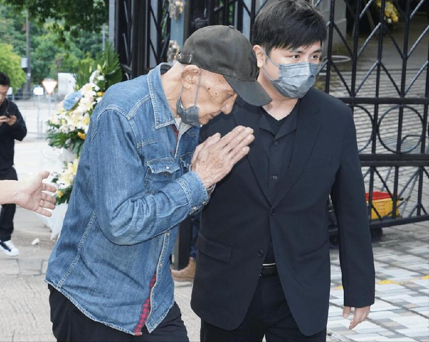 施明靈堂鬧劇！李泳漢得意微笑完勝離場 ，81 歲鼎爺心力交瘁瘦脫相