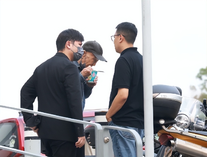 施明靈堂鬧劇！李泳漢得意微笑完勝離場 ，81 歲鼎爺心力交瘁瘦脫相