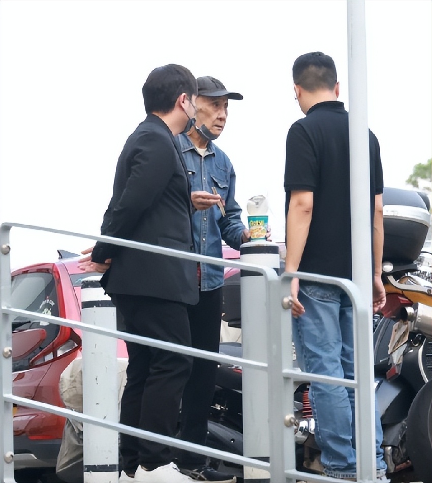 施明靈堂鬧劇！李泳漢得意微笑完勝離場 ，81 歲鼎爺心力交瘁瘦脫相