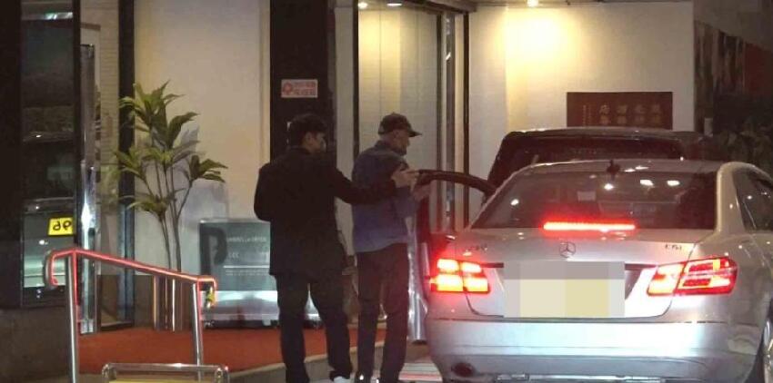 施明靈堂鬧劇！李泳漢得意微笑完勝離場 ，81 歲鼎爺心力交瘁瘦脫相