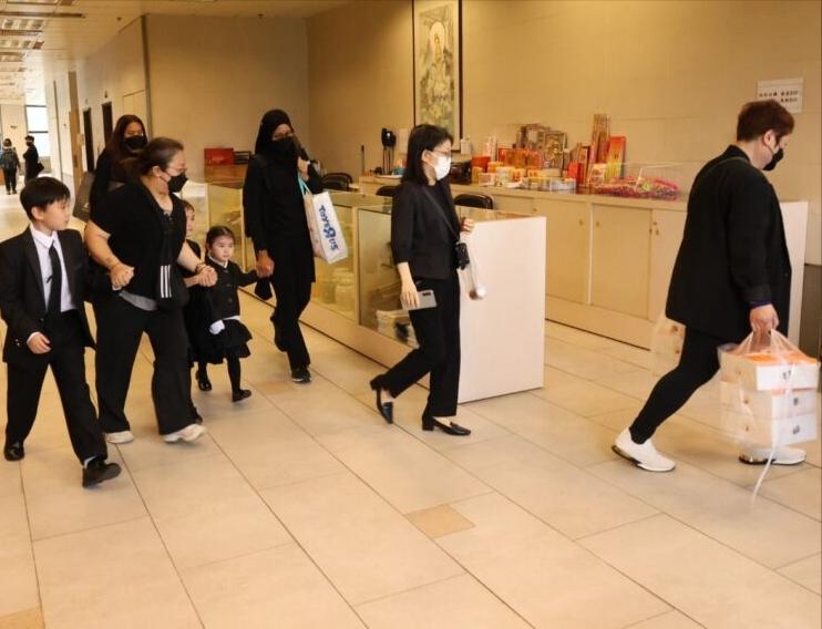 施明靈堂鬧劇！李泳漢得意微笑完勝離場 ，81 歲鼎爺心力交瘁瘦脫相