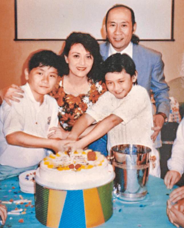 施明靈堂鬧劇！李泳漢得意微笑完勝離場 ，81 歲鼎爺心力交瘁瘦脫相