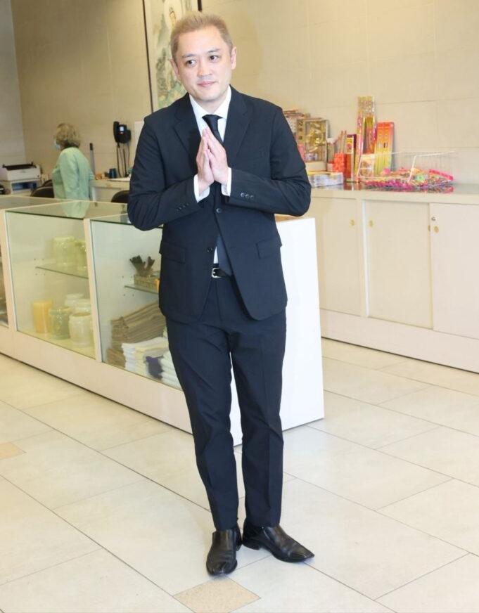 施明靈堂鬧劇！李泳漢得意微笑完勝離場 ，81 歲鼎爺心力交瘁瘦脫相