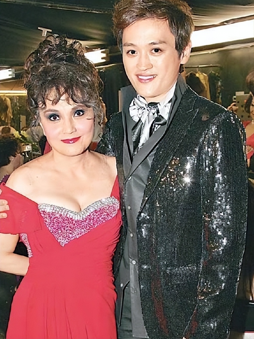 施明靈堂鬧劇！李泳漢得意微笑完勝離場 ，81 歲鼎爺心力交瘁瘦脫相