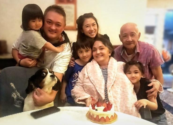 施明靈堂鬧劇！李泳漢得意微笑完勝離場 ，81 歲鼎爺心力交瘁瘦脫相