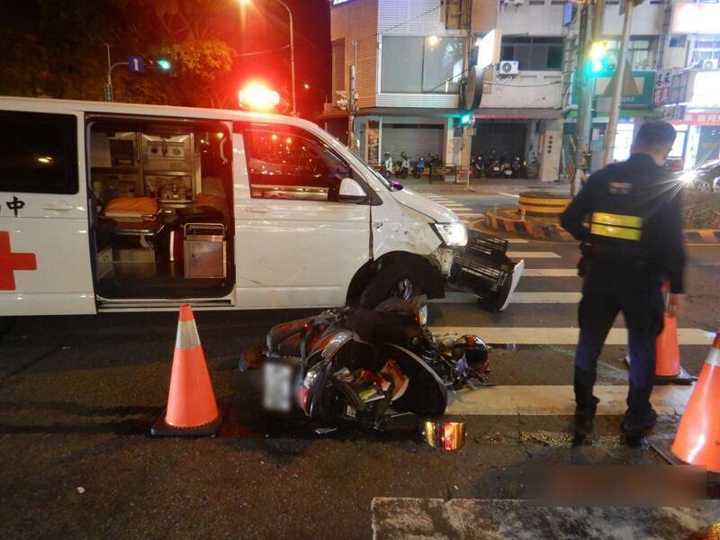 害台中男大生枉死！救護車「亂鳴笛闖紅燈」對撞機車　衛生局不忍了「決定出手」