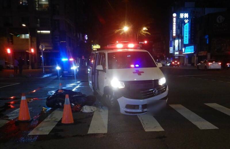 害台中男大生枉死！救護車「亂鳴笛闖紅燈」對撞機車　衛生局不忍了「決定出手」