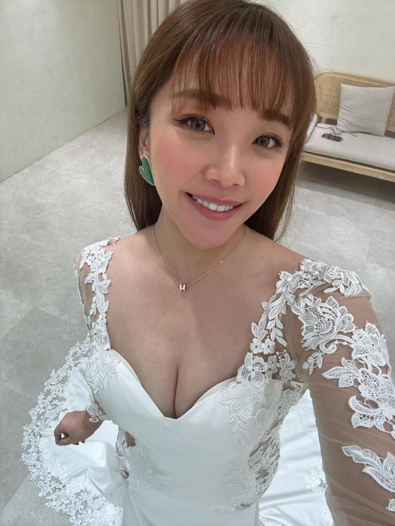 27歲本土劇女星再婚宣布「席開百桌」辦婚宴 「試穿深V婚紗」畫面辣翻天