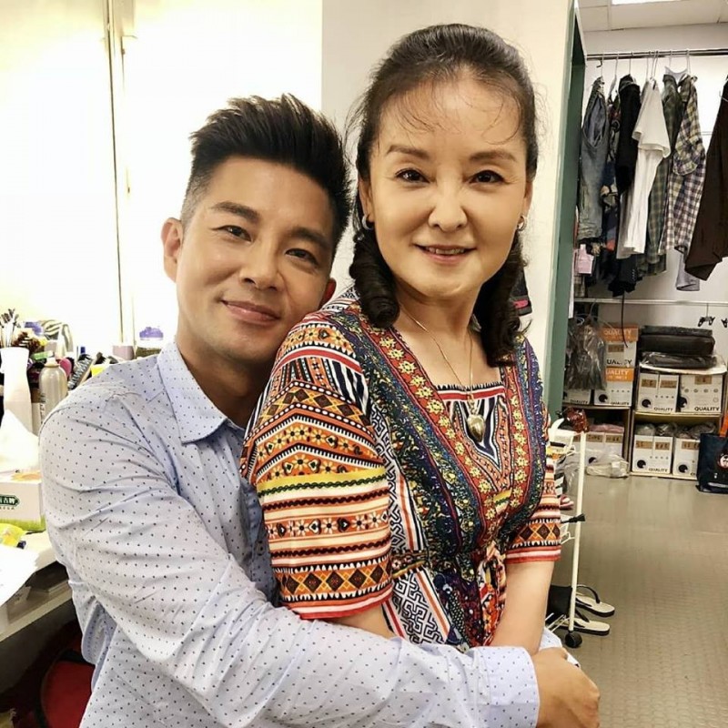 螢光幕前是硬漢！51歲男星自爆「不會用洗衣機」全靠74歲老母照顧，背後「超催淚真相」曝光惹哭全網！