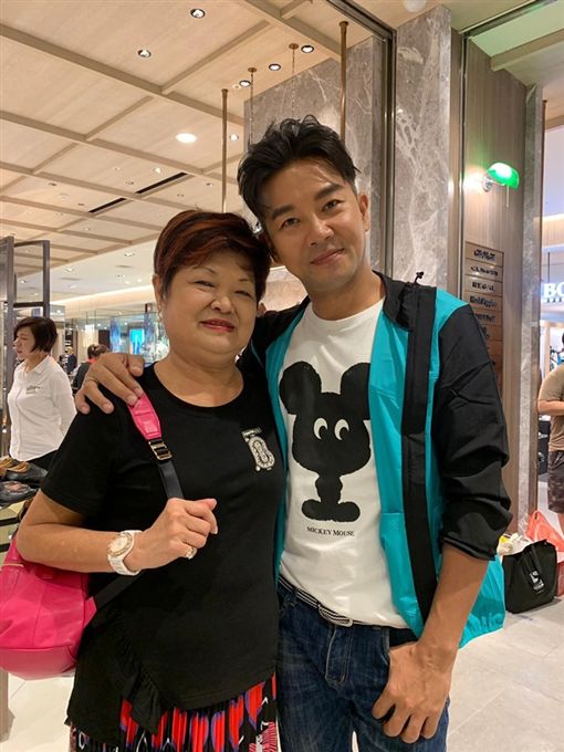 螢光幕前是硬漢！51歲男星自爆「不會用洗衣機」全靠74歲老母照顧，背後「超催淚真相」曝光惹哭全網！