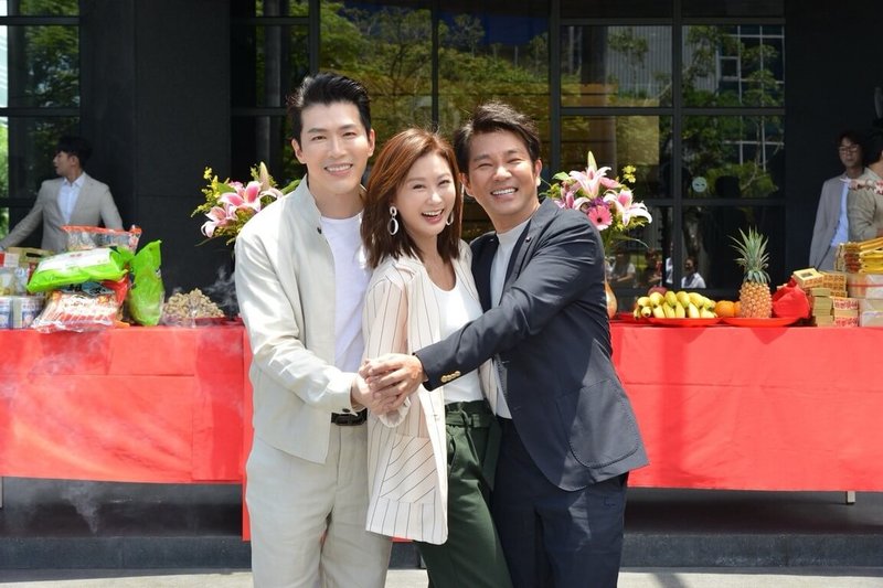 螢光幕前是硬漢！51歲男星自爆「不會用洗衣機」全靠74歲老母照顧，背後「超催淚真相」曝光惹哭全網！