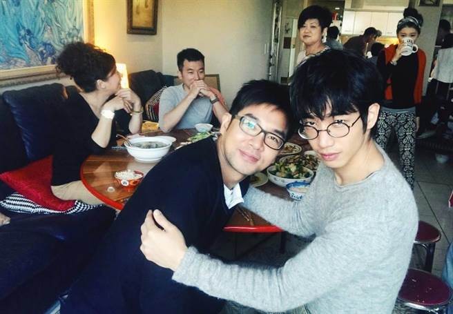 螢光幕前是硬漢！51歲男星自爆「不會用洗衣機」全靠74歲老母照顧，背後「超催淚真相」曝光惹哭全網！