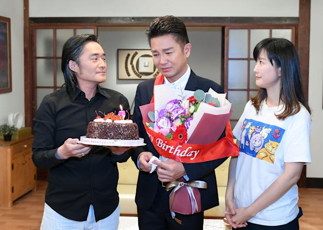 螢光幕前是硬漢！51歲男星自爆「不會用洗衣機」全靠74歲老母照顧，背後「超催淚真相」曝光惹哭全網！