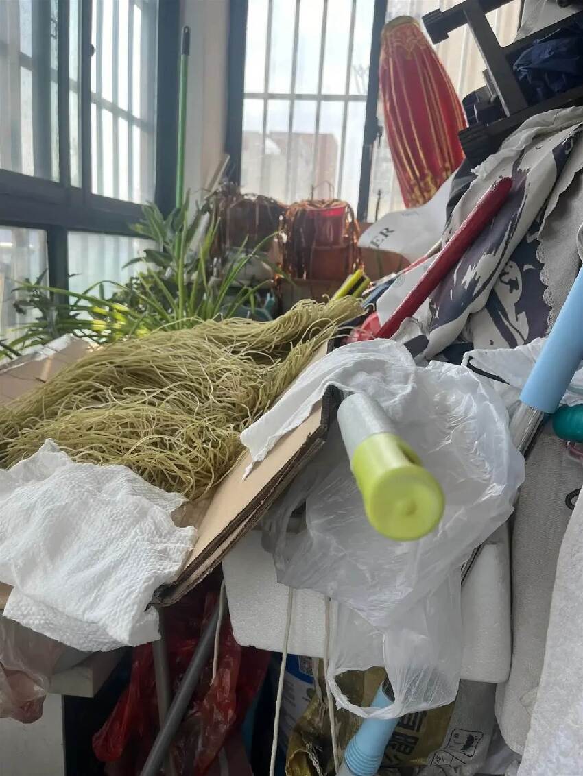 天吶！看到網友吐槽和父母一起住的家，真的太窒息了！