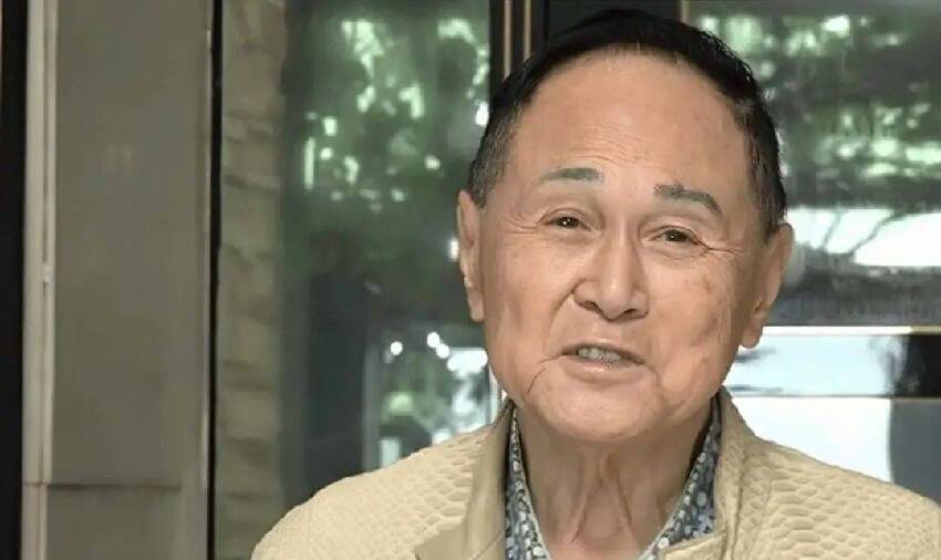 原創             87歲香港富豪曬豪宅，一生不婚卻有3個子女，身邊不缺年輕女友