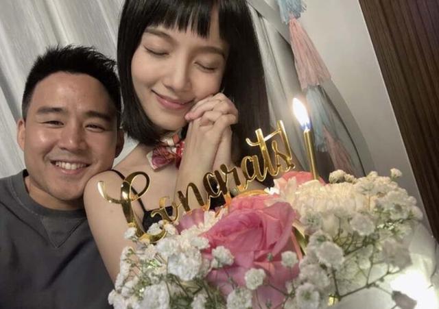 恭喜！香港人氣女星曬照慶祝結婚7周年，嫁入豪門連生三個女兒