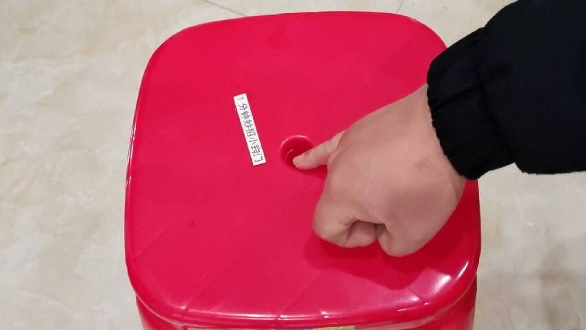 活了幾十年才知道，塑料凳中間的小孔是幹什麼的，可惜很多人不懂，虧大了