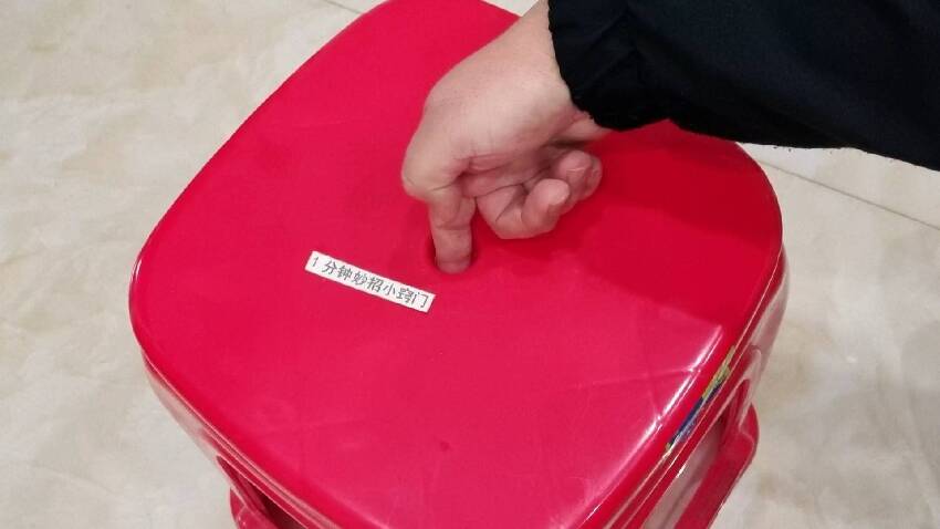 活了幾十年才知道，塑料凳中間的小孔是幹什麼的，可惜很多人不懂，虧大了