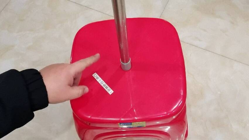 活了幾十年才知道，塑料凳中間的小孔是幹什麼的，可惜很多人不懂，虧大了