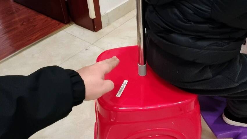 活了幾十年才知道，塑料凳中間的小孔是幹什麼的，可惜很多人不懂，虧大了