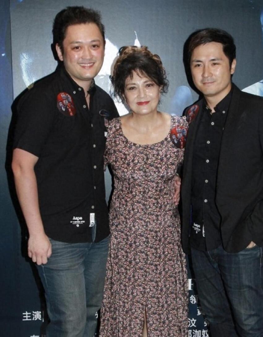 施明喪禮未辦倆兒子已反目，長子稱李家鼎被弟弟控制，還要求分產