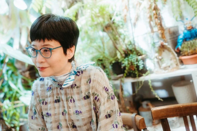 張曼娟證實「他昏迷10天離世」，曬「最後牽手照」鍾欣凌哀悼…