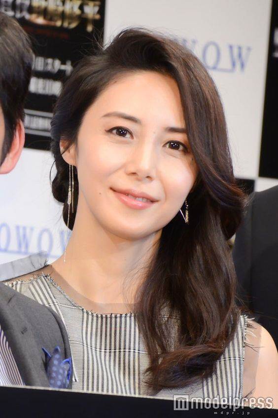 路邊驚見「氣質優雅美人」，他樂壞「認出是50歲女神」：當年紅遍全台灣！