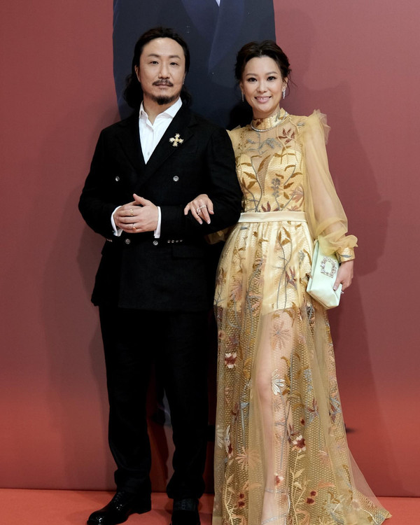 鄭中基離婚官司持續一年未達成共識，豪門資產拉扯不斷，富爸爸鄭東漢成關鍵
