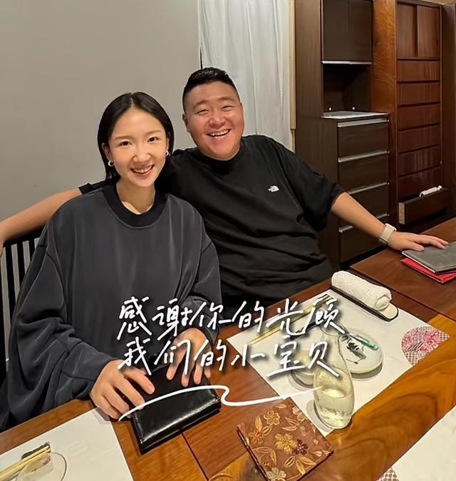 郝劭文曬老婆最新孕照，林寧瑞肚大如籮胖一圈，滿臉溫柔孕相超足