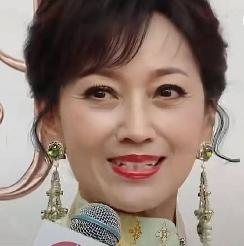 61歲葉童和70歲趙雅芝走紅毯，醫美臉和自然臉的區別就出來了！