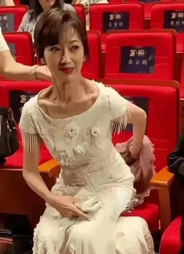 61歲葉童和70歲趙雅芝走紅毯，醫美臉和自然臉的區別就出來了！