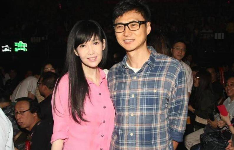 周慧敏宣布離婚！倪震曾8次變心，10億財產倪震分不到一分錢