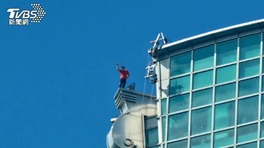 快訊／見證歷史！霍諾德90分鐘「徒手爬完台北101」　緊擁老婆「首度感動發聲」