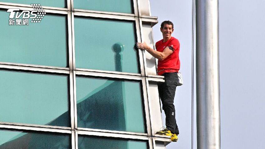 快訊／見證歷史！霍諾德90分鐘「徒手爬完台北101」　緊擁老婆「首度感動發聲」