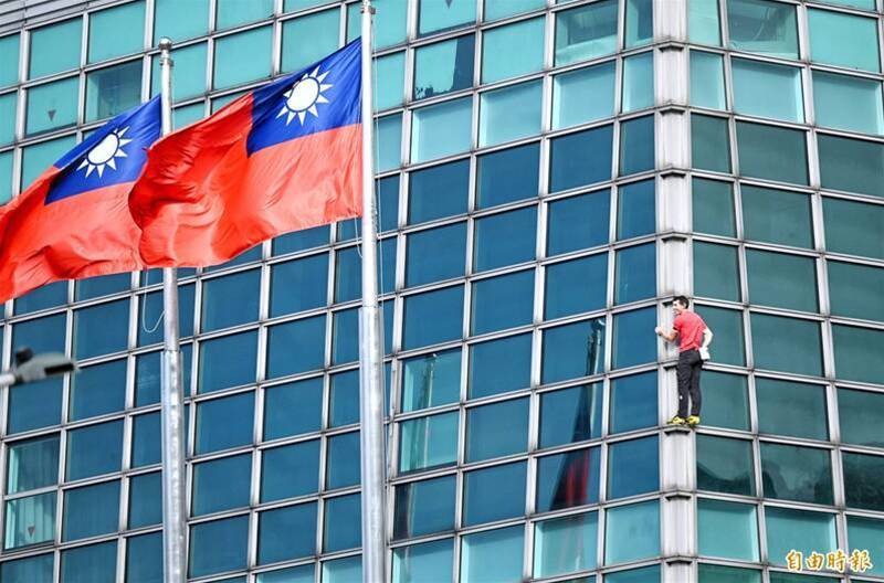 快訊／見證歷史！霍諾德90分鐘「徒手爬完台北101」　緊擁老婆「首度感動發聲」