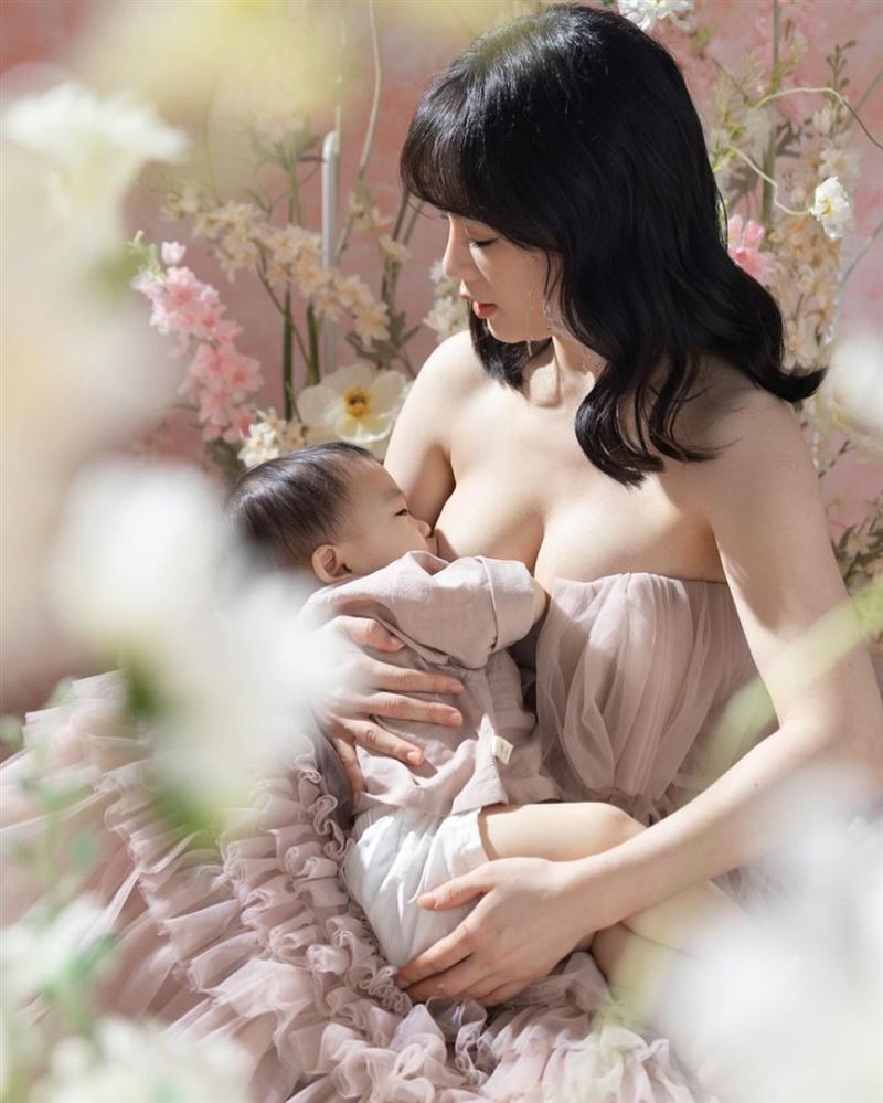 《黑澀會》女星母愛噴發　哺乳照曝光！辣到全網看呆