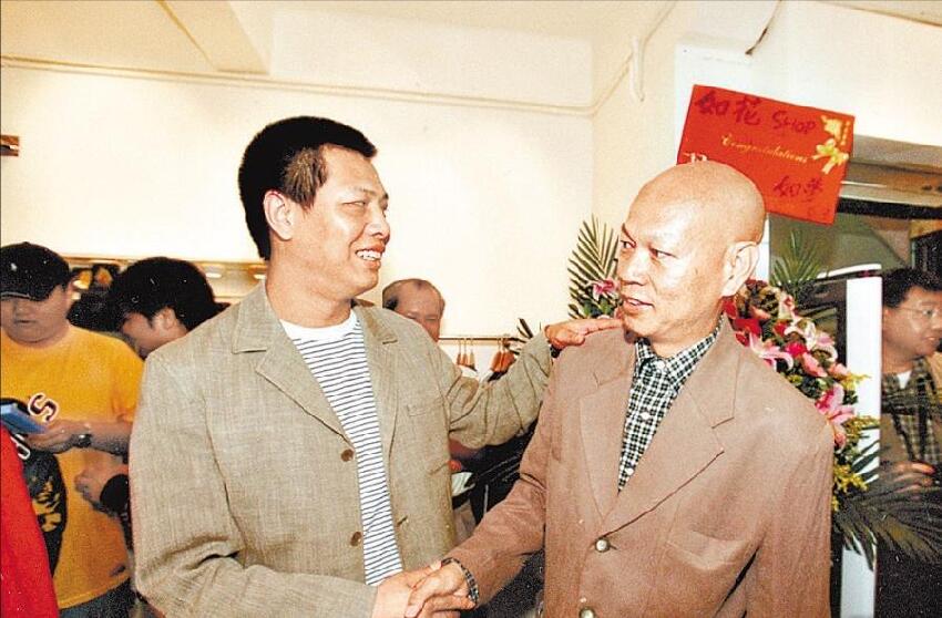 香港男星因中風半身不遂，演藝生涯被迫暫停，如今需要輪椅代步