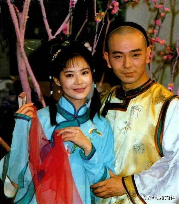 隱婚30年零緋聞，長期吃剩飯菜，一件衣服穿35年，卻因直播被罵哭