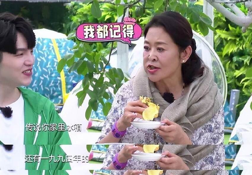 隱婚30年零緋聞，長期吃剩飯菜，一件衣服穿35年，卻因直播被罵哭