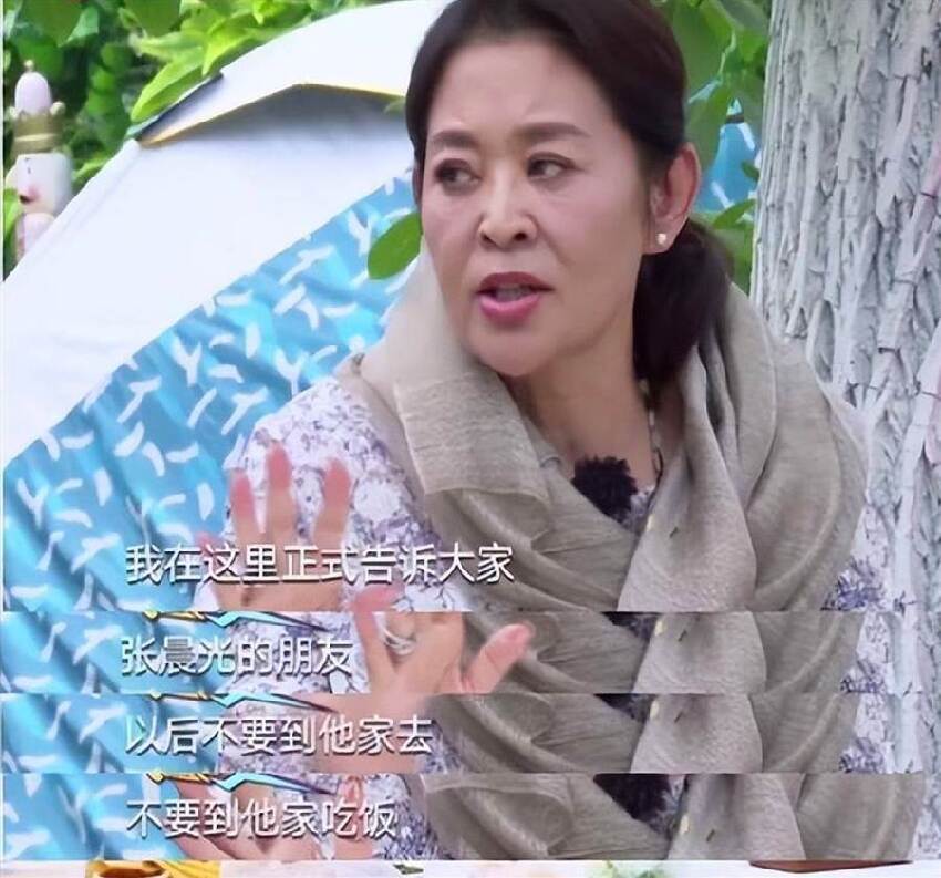 隱婚30年零緋聞，長期吃剩飯菜，一件衣服穿35年，卻因直播被罵哭