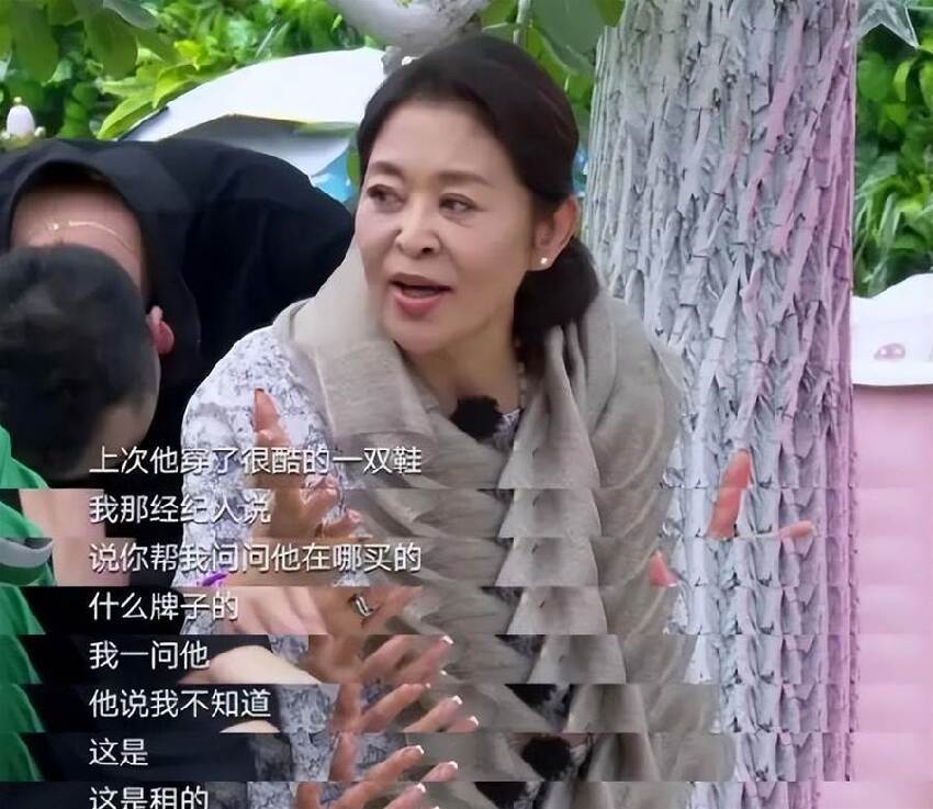 隱婚30年零緋聞，長期吃剩飯菜，一件衣服穿35年，卻因直播被罵哭