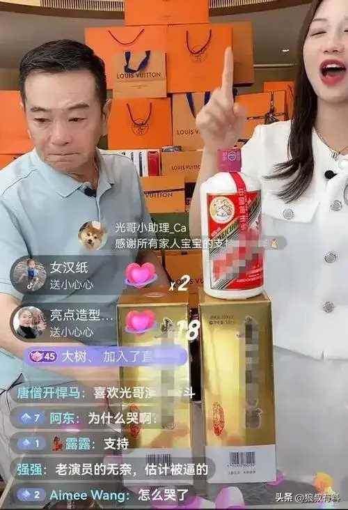 隱婚30年零緋聞，長期吃剩飯菜，一件衣服穿35年，卻因直播被罵哭