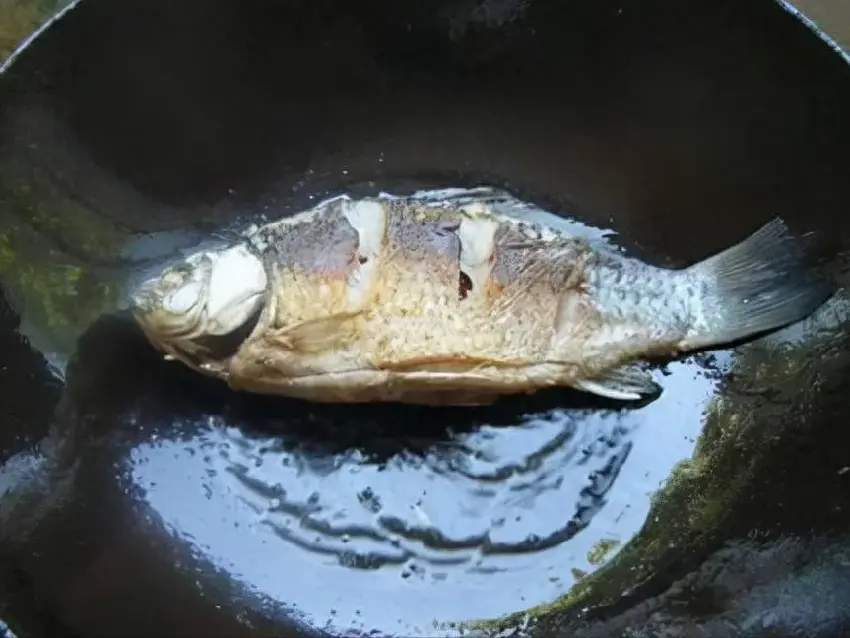 不管解凍什麼魚，切不可用水泡，魚攤老闆教我絕招，5分鐘解凍和活魚一樣鮮，漲知識了