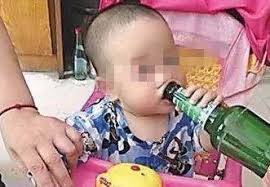男嬰滿月宴當天死亡,醫生檢查后怒斥,媽媽當場給爺爺幾耳光