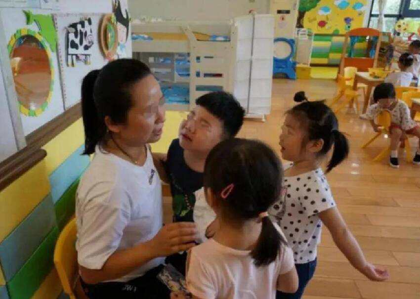 幼兒園裡3種冷暴力;，孩子在默默忍受，大部分家長卻毫不知情